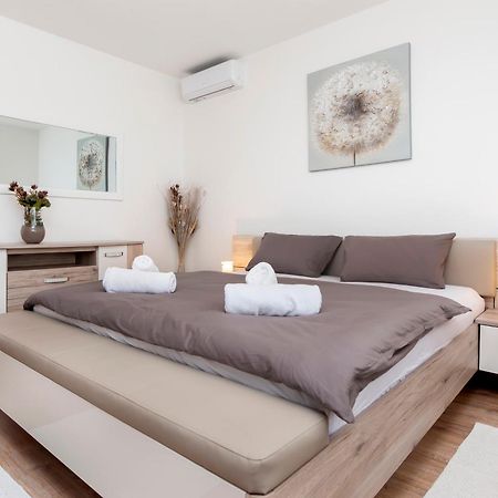 Apartment Ivo Ровин Екстериор снимка
